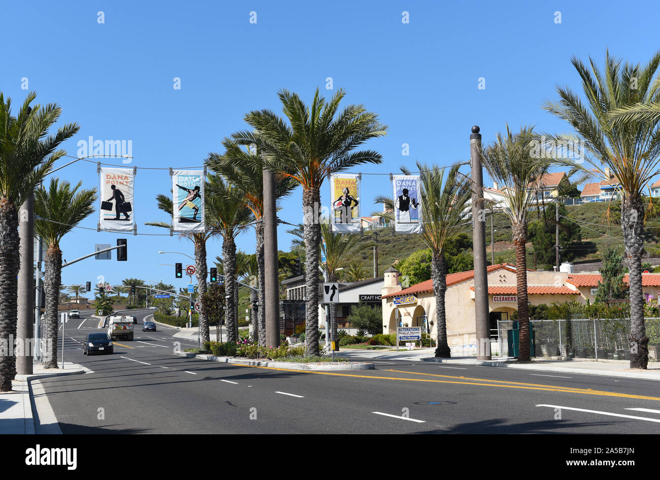 DANA POINT, CALIFORNIE - 18 OCT 2019 : bannières main sur autoroute de la côte Pacifique dans le sud du comté d'Orange Beach Town. Banque D'Images
