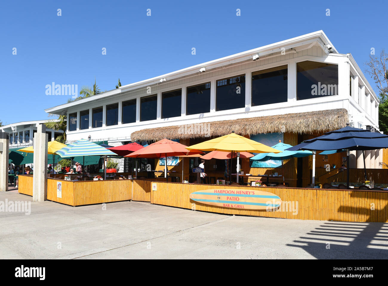DANA POINT, CALIFORNIE - 18 OCT 2019 : Harpoon Henrys Patio Bar & Grill dans le Dana Point Marina. Banque D'Images