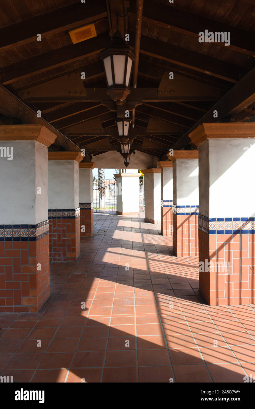 SANTA ANA, CALIFORNIE - 14 OCT 2019 : passage extérieur de la colonnade avec motif à l'architecture espagnole Santa Ana la gare, orientation verticale. Banque D'Images