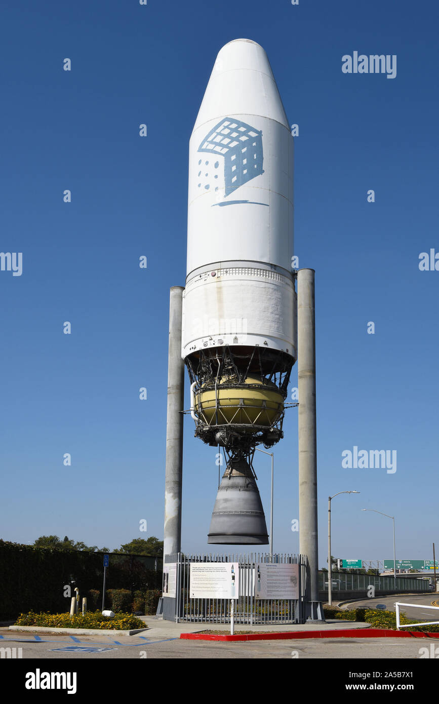 SANTA ANA, CALIFORNIE - 14 OCT 2019 : une fusée Delta III dans le stationnement de la Cube Découverte Orange County, un musée des sciences conçu pour susciter chi Banque D'Images
