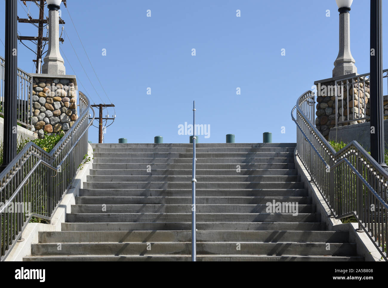 ORANGE, CALIFORNIE - 14 octobre 2019 : des escaliers à la gare d'Orange, ce qui conduit à le passage souterrain qui relie les plates-formes en direction nord et sud. Banque D'Images