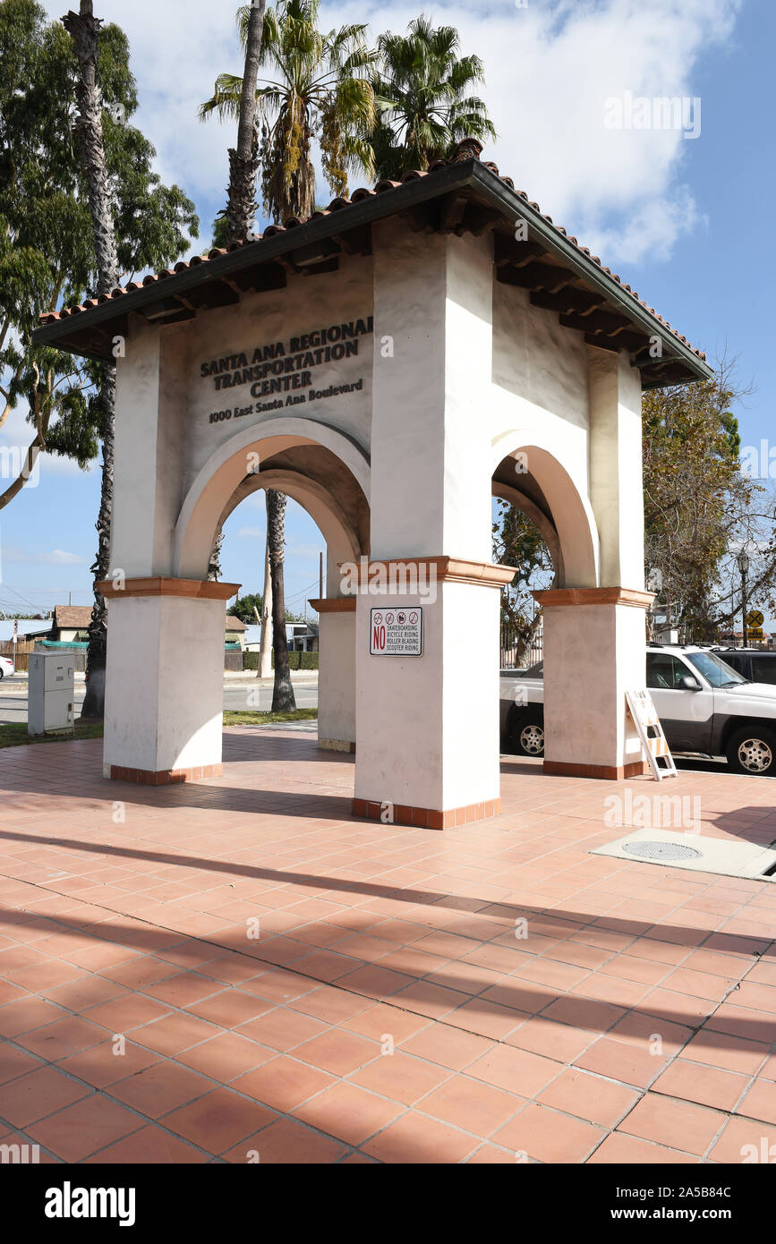 SANTA ANA, CALIFORNIE - 14 OCT 2019 : Gazebo et panneau à l'entrée de la gare de Santa Ana. Banque D'Images