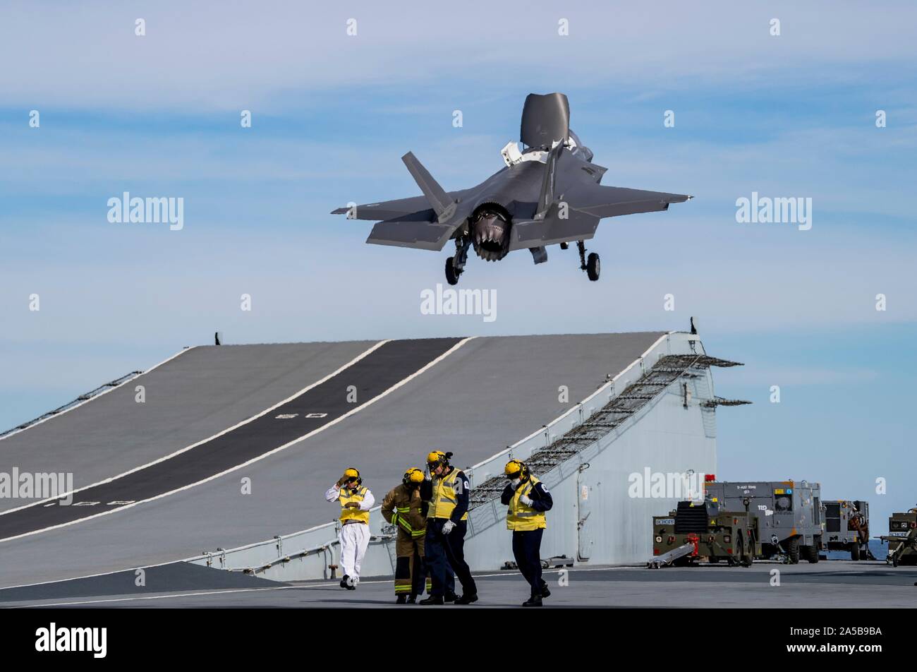 La Royal Air Force F-35B Lightning stealth fighter aircraft lance depuis la cabine de pilotage du HMS Queen Elizabeth pendant les opérations de vol le 17 octobre 2019 dans l'océan Atlantique. Le HMS Queen Elizabeth, est le plus grand navire jamais construit par la Marine royale et est actuellement déployé dans le cadre de l'exercice WESTLANT 19. Banque D'Images