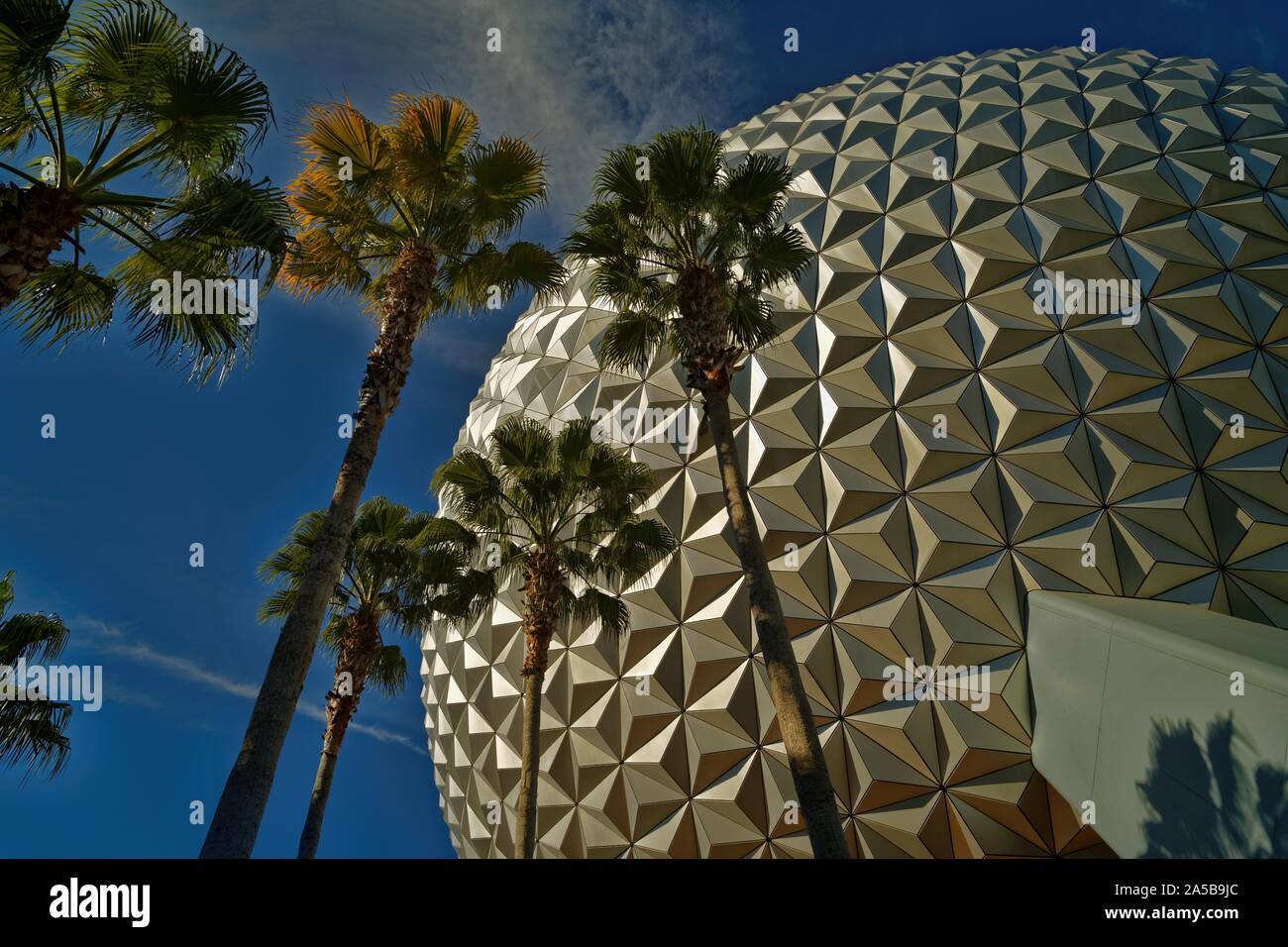 L'attraction SSphere Spaceship Earth à Epcot dans Walt Disney World à Orlando, en Floride, avec des arbres et des nuages dans le ciel. Banque D'Images