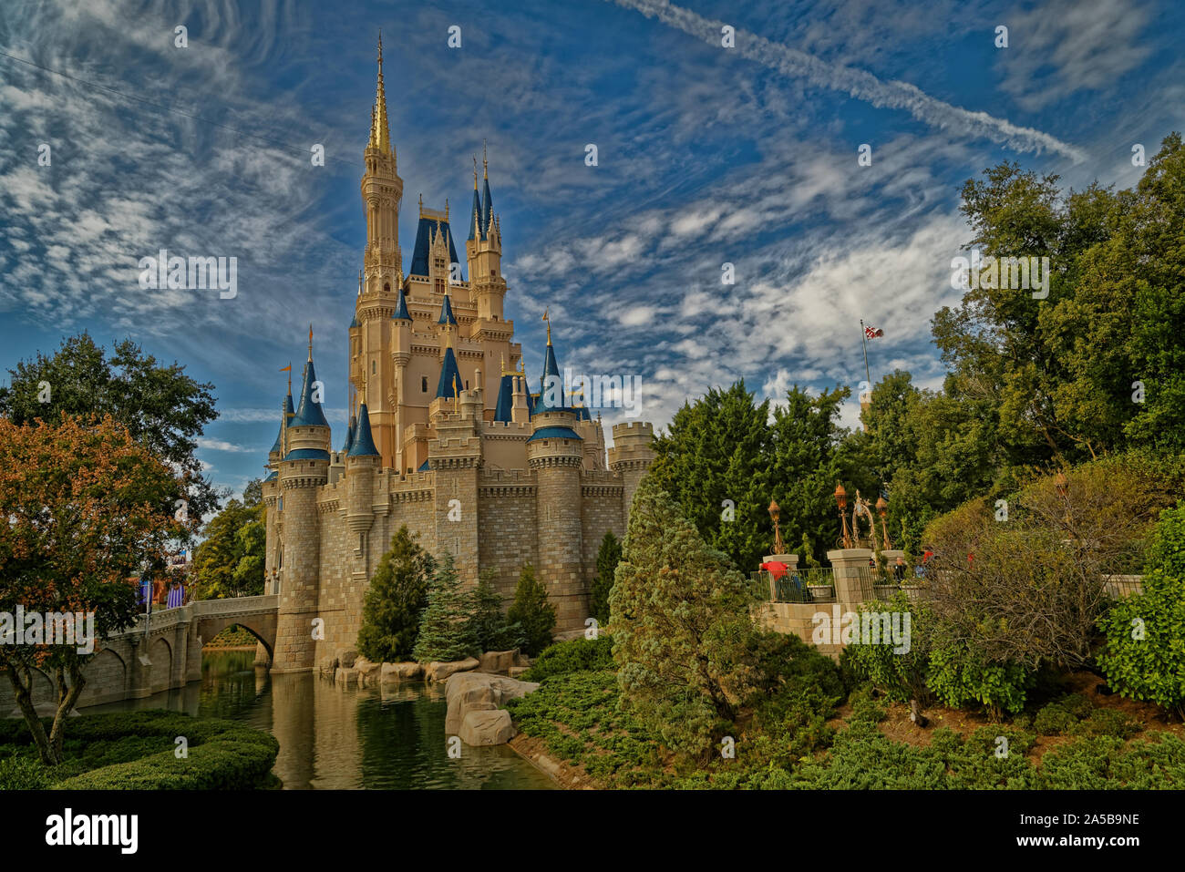 Le château de Cendrillon à Magic kingdom, Disney World, Orlando, Floride vue sur la lumière du jour avec des nuages dans le ciel en arrière-plan Banque D'Images