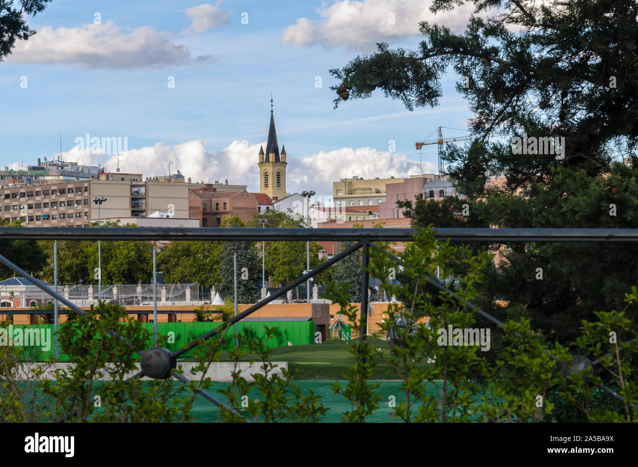 Madrid, Espagne, 22 septembre 2019. Vue d'une église à partir d'un parc clos de Chamberi trimestre, la ville de Madrid, Espagne. Credit : Enrique Davó Banque D'Images