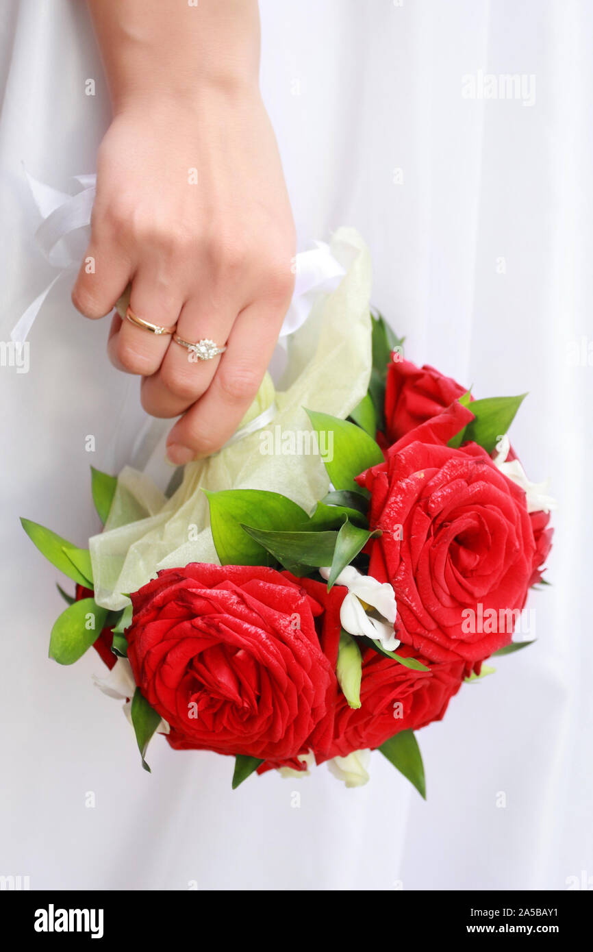 Bouquet de mariage dans les mains de la mariée, gros plan Banque D'Images