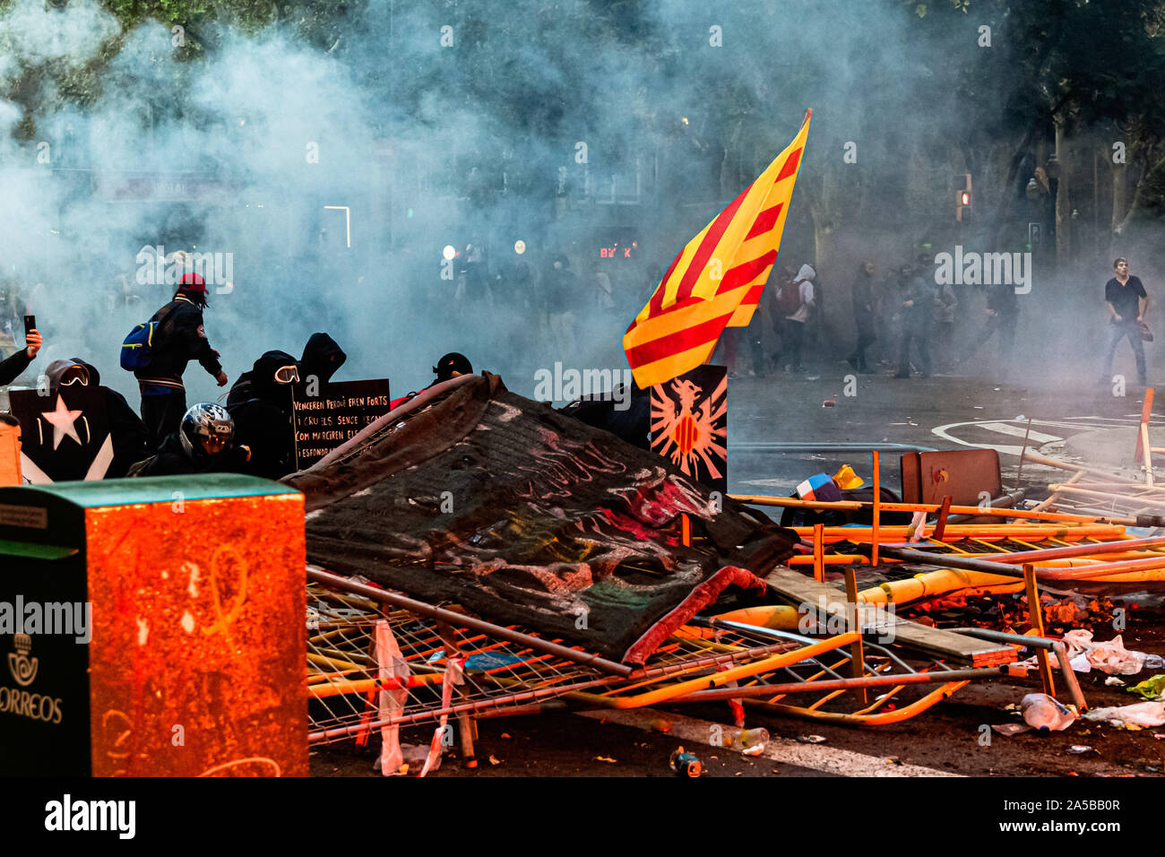 Barcelone, Catalogne, Espagne, le 19 octobre 2019, Barricade et du drapeau de la Catalogne. Credit : Nacho Sanchez / Almay Live News Banque D'Images