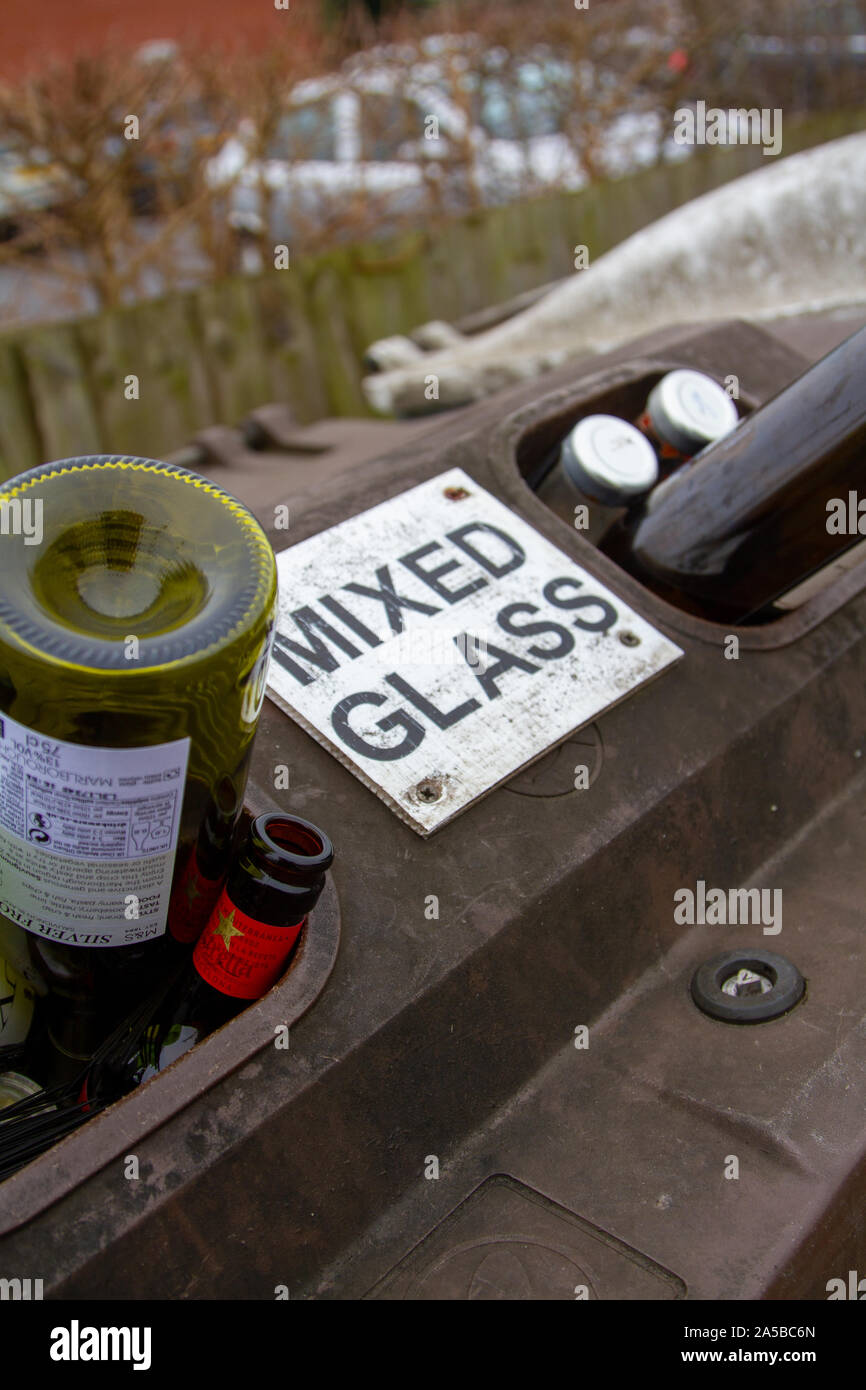 Les bacs de recyclage de verre débordante déprimant ... Banque D'Images