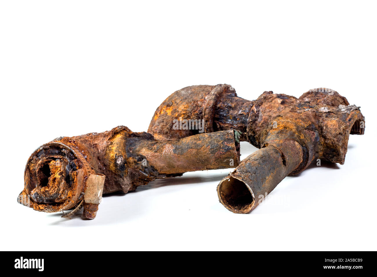 Des fragments de vieux tuyaux d'eau en fonte sur fond blanc. Après de nombreuses années de fonctionnement du tuyau de métal corrodé a été détruit. Tube en acier avec Rusty Banque D'Images