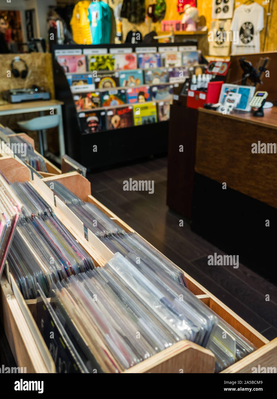 Liverpool, Merseyside, UK - 17 octobre 2019 : Intérieur de vinyle 'DIG' music shop vente de vinyles, cd et de l'habillement à Liverpool (Royaume-Uni). Banque D'Images