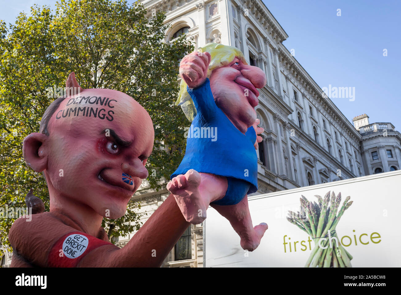 Le jour que les députés assis sur un samedi (la première fois en 37 ans et surnommé "super Saturday") afin de voter pour le premier ministre Boris Johnson's Brexit traiter avec l'UE à Bruxelles, et Dominic Johnson une parodie Cummings à roues ont été à travers des rues aux côtés d'un million d'Remainers (selon les organisateurs) ont défilé dans la capitale pour manifester leur opposition à un Brexit et appelant à un vote, le 19 octobre 2019, à Londres, en Angleterre. Banque D'Images