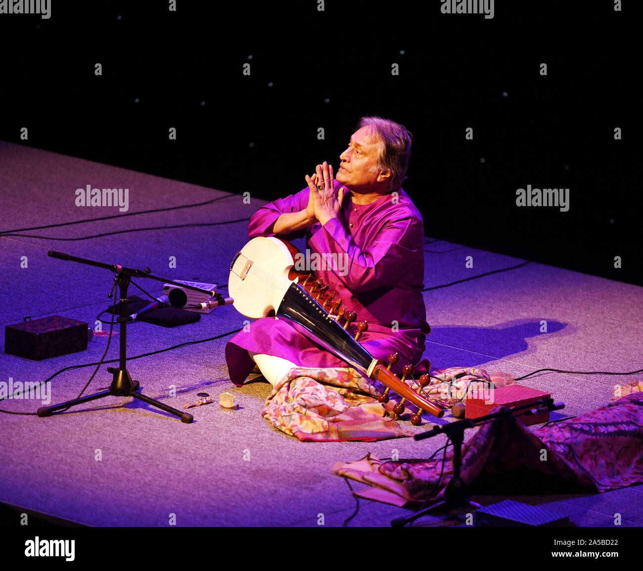 18 octobre 2019, Virginia Beach, Virginia, USA : Sarod Trilogy apporte grand Maître AMJAD ALI KHAN Sarod au Sandler Center de Virginia Beach, Virginie, 18 octobre 2019.photo Â©Jeff Moore (crédit Image : © Jeff Moore/Zuma sur le fil) Banque D'Images