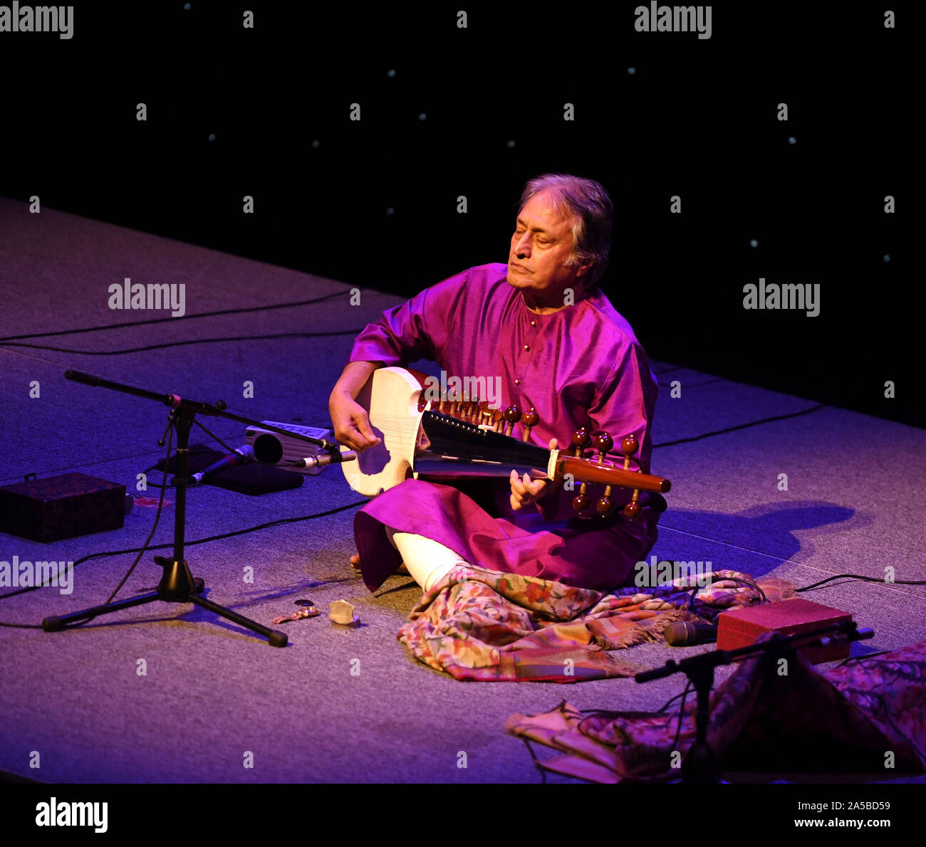 18 octobre 2019, Virginia Beach, Virginia, USA : Sarod Trilogy apporte grand Maître AMJAD ALI KHAN Sarod au Sandler Center de Virginia Beach, Virginie, 18 octobre 2019.photo Â©Jeff Moore (crédit Image : © Jeff Moore/Zuma sur le fil) Banque D'Images