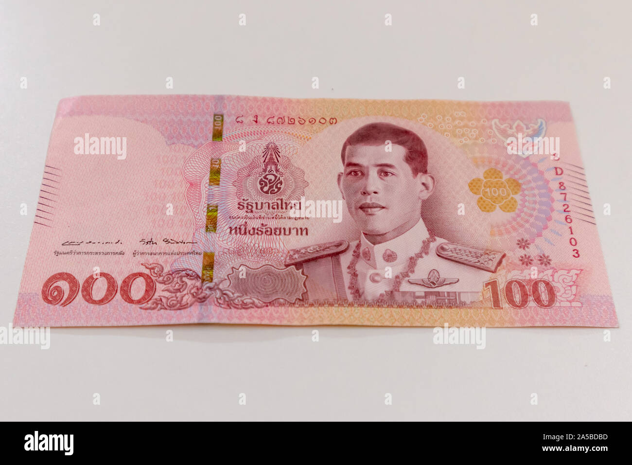 Close up de 100 baht thaïlandais texture billets sur fond blanc. Banque D'Images