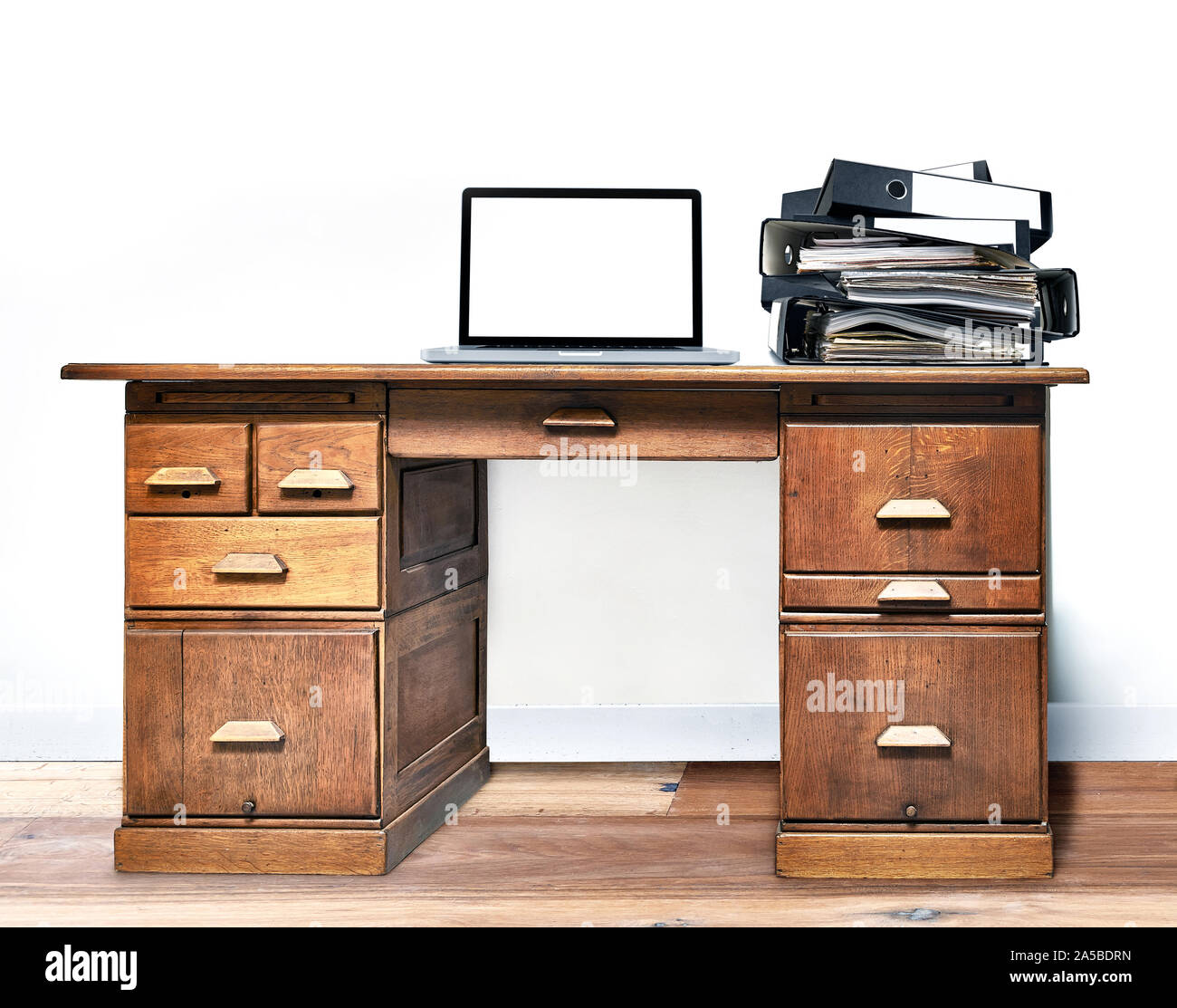 Ordinateur portable et étendu sur un dossier vintage 24 dans une chambre avec plancher en bois Banque D'Images