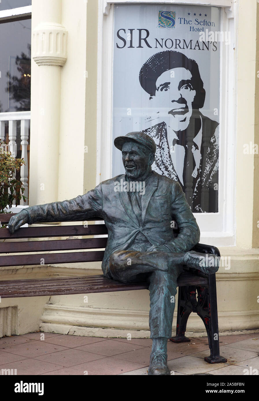 Statue en bronze de l'acteur et comédien Sir Norman sagesse à l'extérieur de l'hôtel Sefton, Douglas, île de Man Banque D'Images