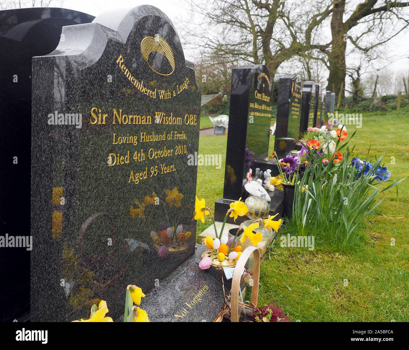 Tombe de l'acteur et comédien Sir Norman Sagesse OBE à St Bridget Church (église paroissiale) Mariée à l'île de Man. Banque D'Images