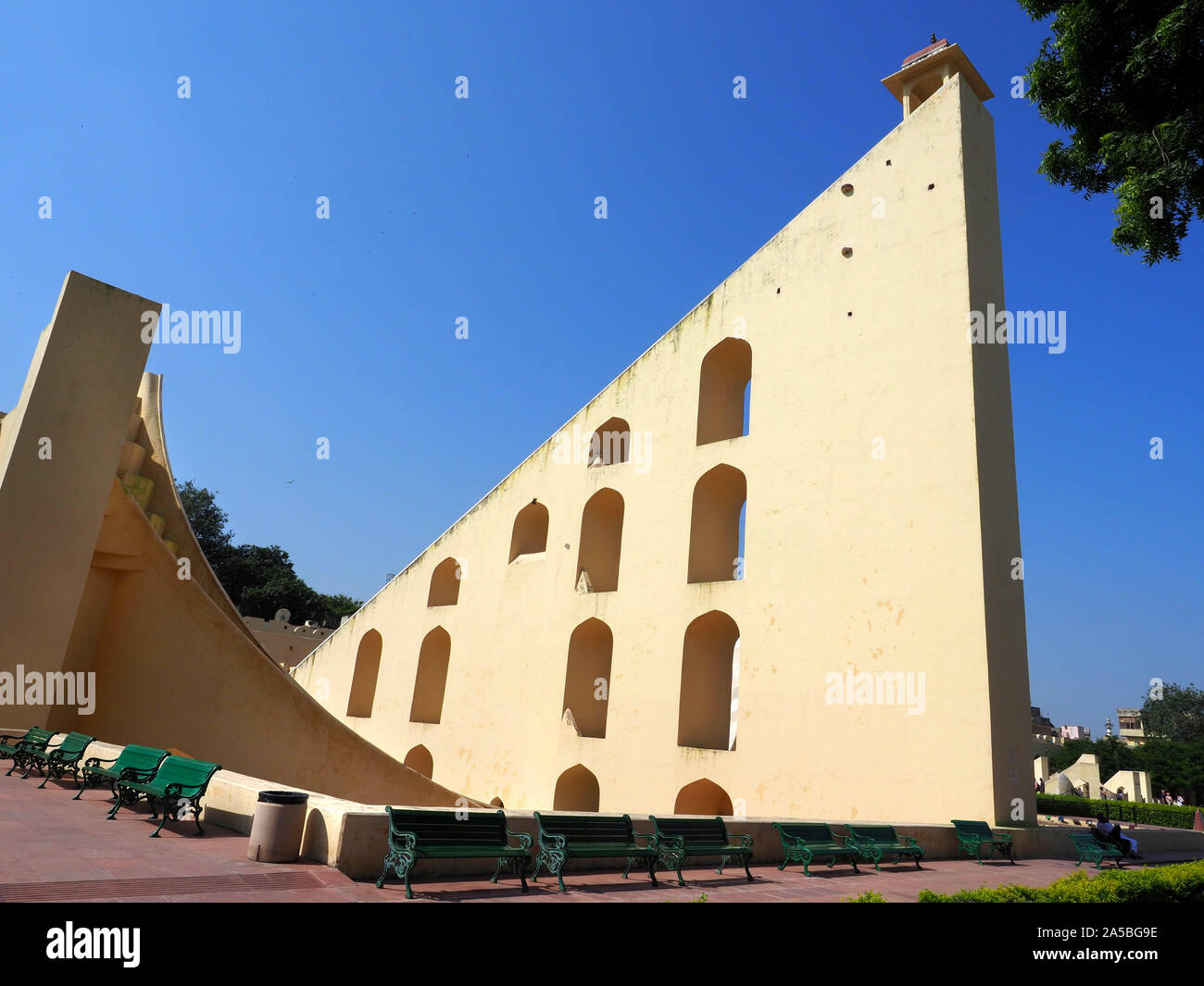 Le cadran solaire géant à l'Observatoire Astronomique Jantar Mantar à Jaipur, Rajasthan, Inde. Banque D'Images