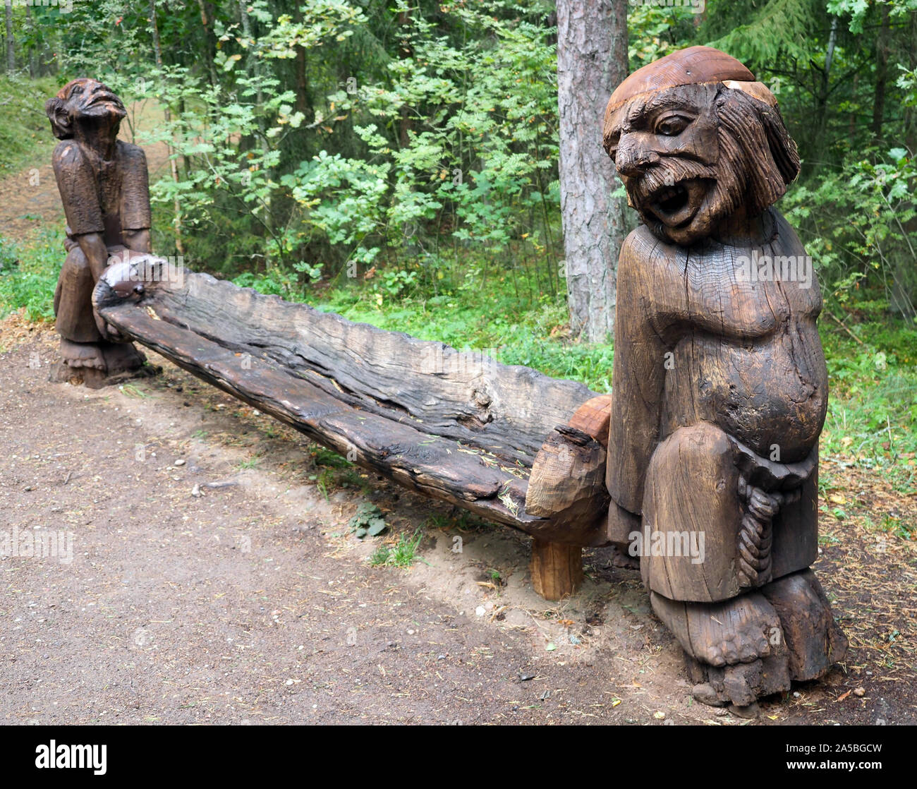 Sculptures en bois, dans la montagne de sorcière Juodkrante, Kuroeiu Nerija Parc National à la Courlande en Lituanie Banque D'Images