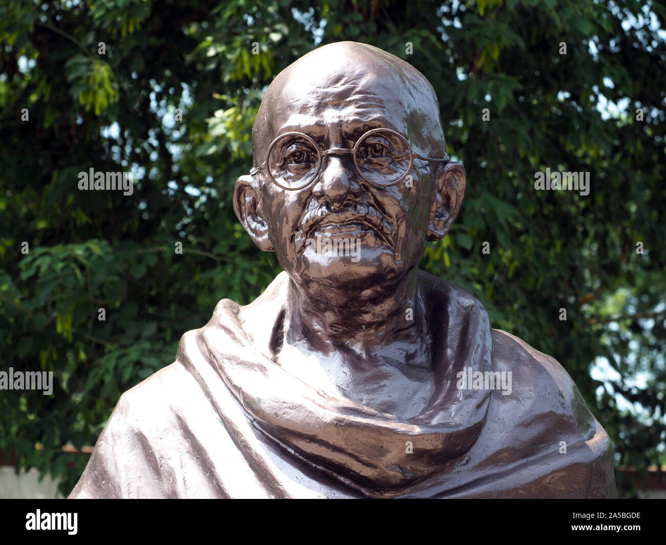 Statue de Mahatma Gandhi adjacent à la Raj Ghat un mémorial dédié à à lui à Delhi, Inde Banque D'Images