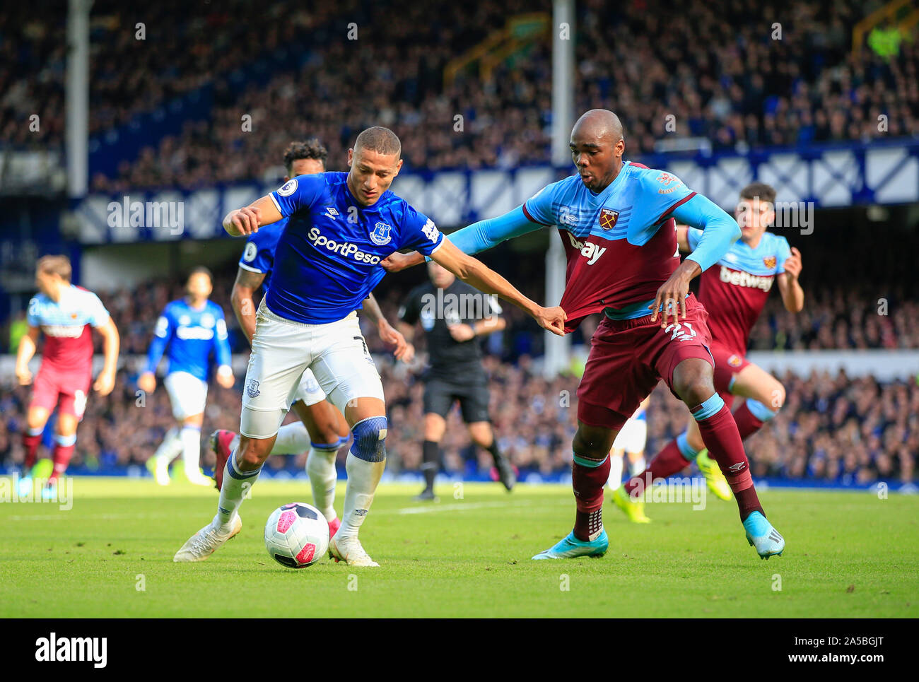 19 octobre 2019, Goodison Park, Liverpool, Angleterre, Premier League, Everton v West Ham United:Issa Diop (23) de West Ham United et Richarlison (07) d'Everton défi pour le ballCredit : Conor Molloy/News Images Banque D'Images