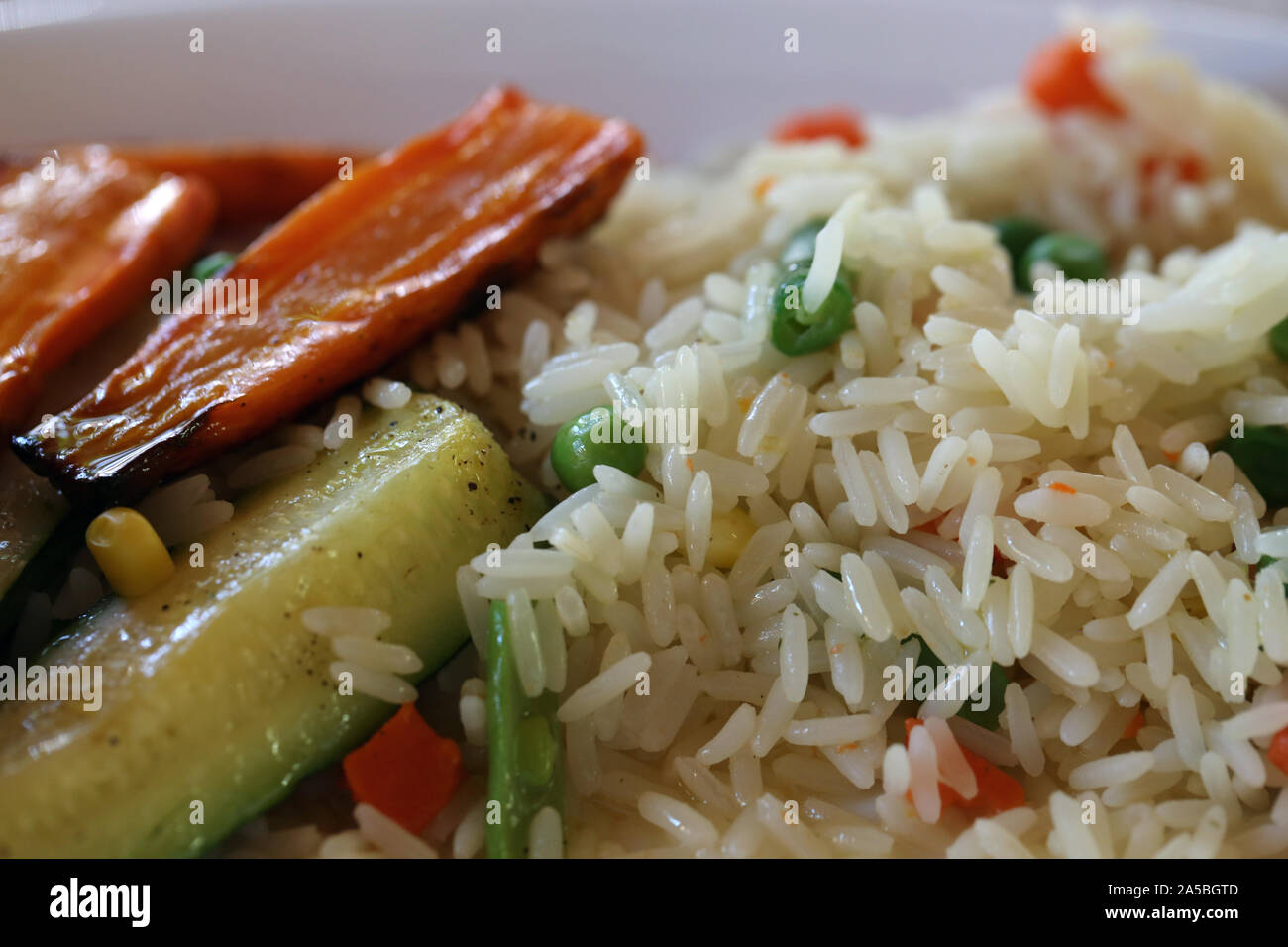 Riz et Légumes Légumes frits dans une photo gros plan. Saine et délicieuse cuisine méditerranéenne riche en éléments nutritifs prêts à manger. Libre image couleur. Banque D'Images