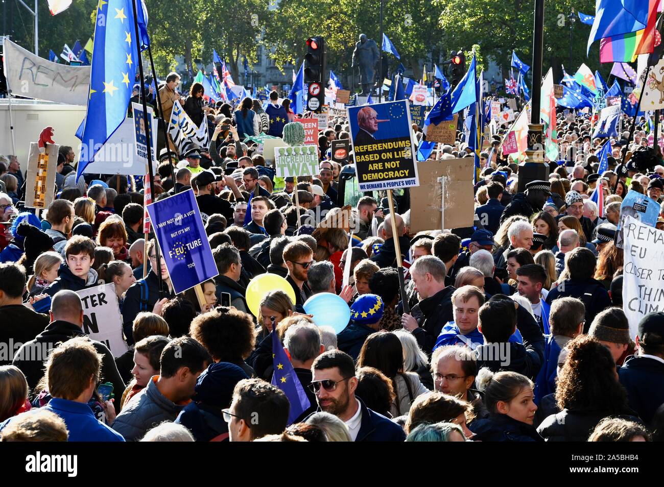 Grande foule avec des pancartes. Vote du peuple de mars. Près d'un million d'Anti-Brexit les manifestants ont marché sur le Parlement à la demande d'un second référendum.Palais de Westminster, la place du Parlement, Londres. UK Banque D'Images