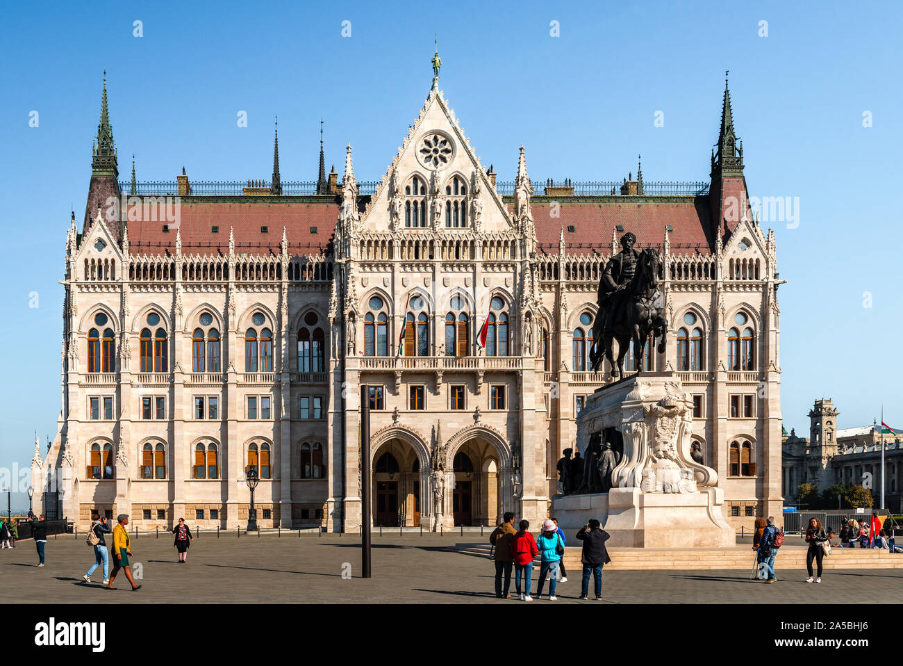 Vue sur le bâtiment du parlement hongrois, également connu comme le Parlement de Budapest, un monument remarquable de la Hongrie et une destination touristique populaire. Banque D'Images