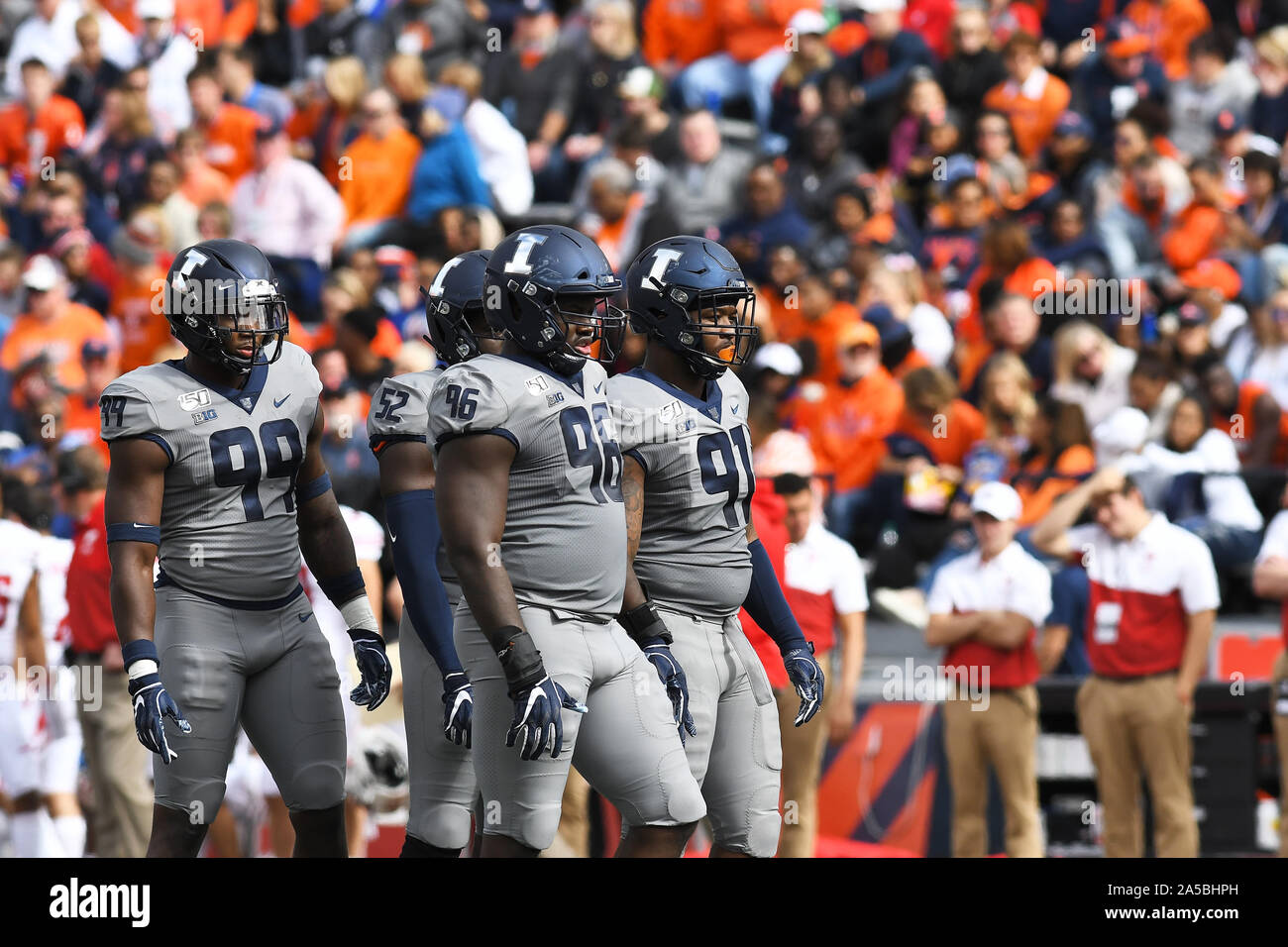 Champaign, Illinois, USA. 19 Oct, 2019. Le joueur de ligne défensive Ilini en action au cours de la conférence Big Ten NCAA Football jeu entre l'Illinois vs Wisconsin à Memorial Stadium à Champaign, Illinois. Dean Reid/CSM/Alamy Live News Banque D'Images