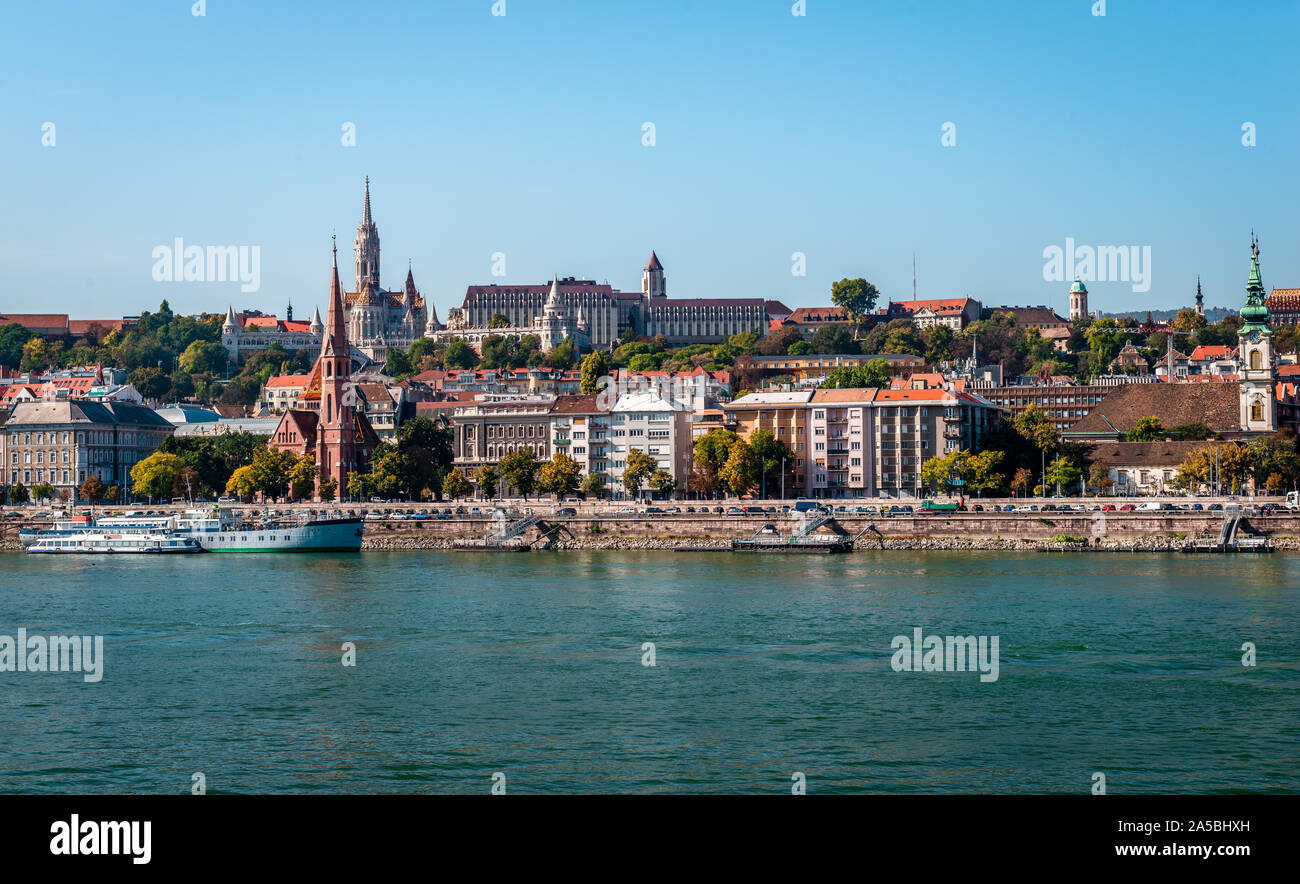Vue sur le fleuve Danube et la ville de Buda, avec du Bastion des Pêcheurs et l'église Matthias, à Budapest, Hongrie. Banque D'Images