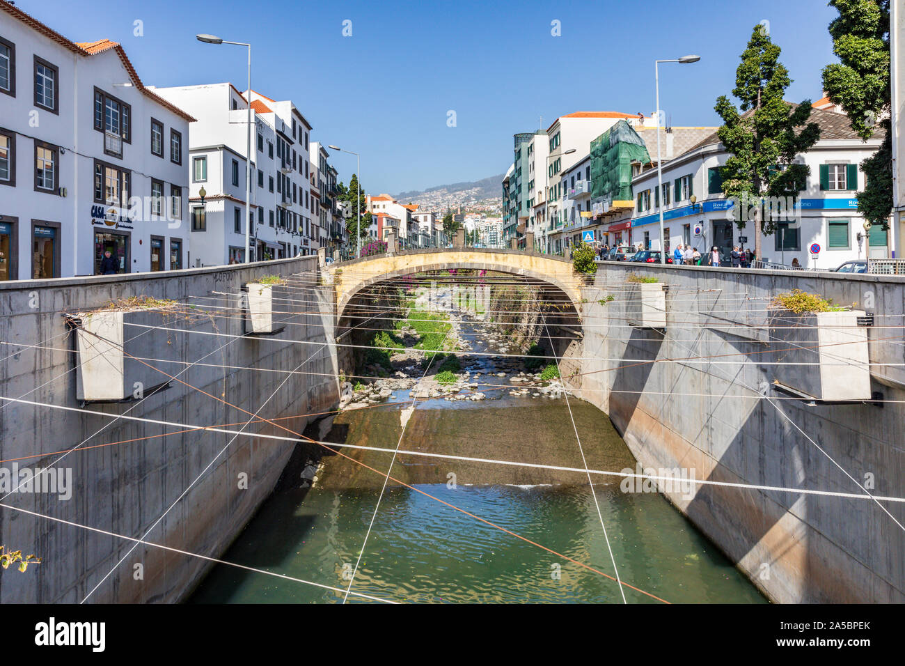 Un canal de dérivation de l'eau Ribeira de Santa Luzia, Funchal, Madeira, Portugal Banque D'Images