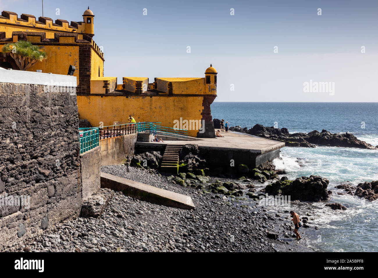 Jaune historique forteresse Saint Tiago ( Forte de São Tiago ou Fort de Saint James), Funchal, Madeira, Portugal Banque D'Images