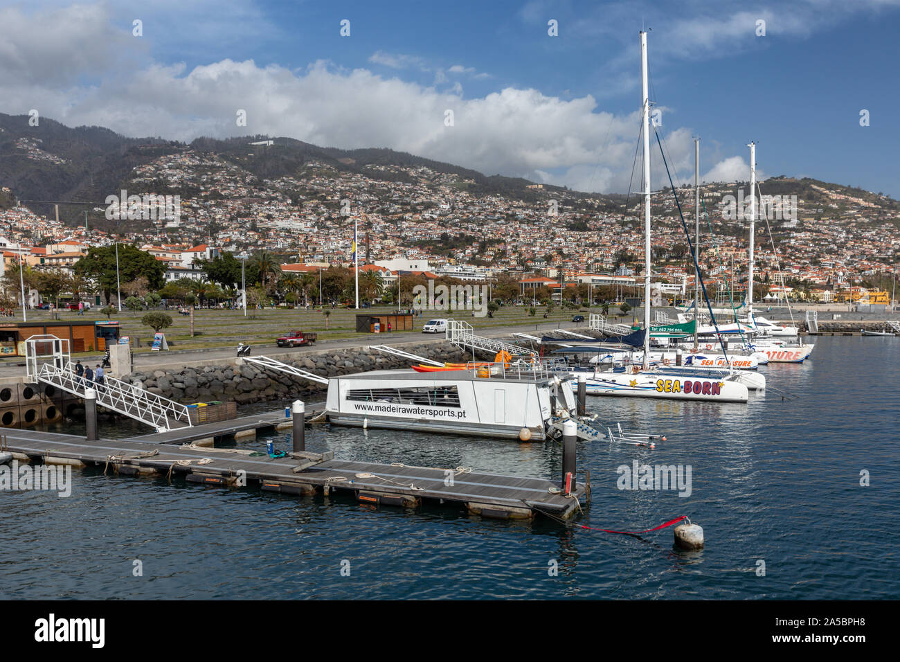 Bateaux dans le port de Funchal, Madeira, Portugal Banque D'Images
