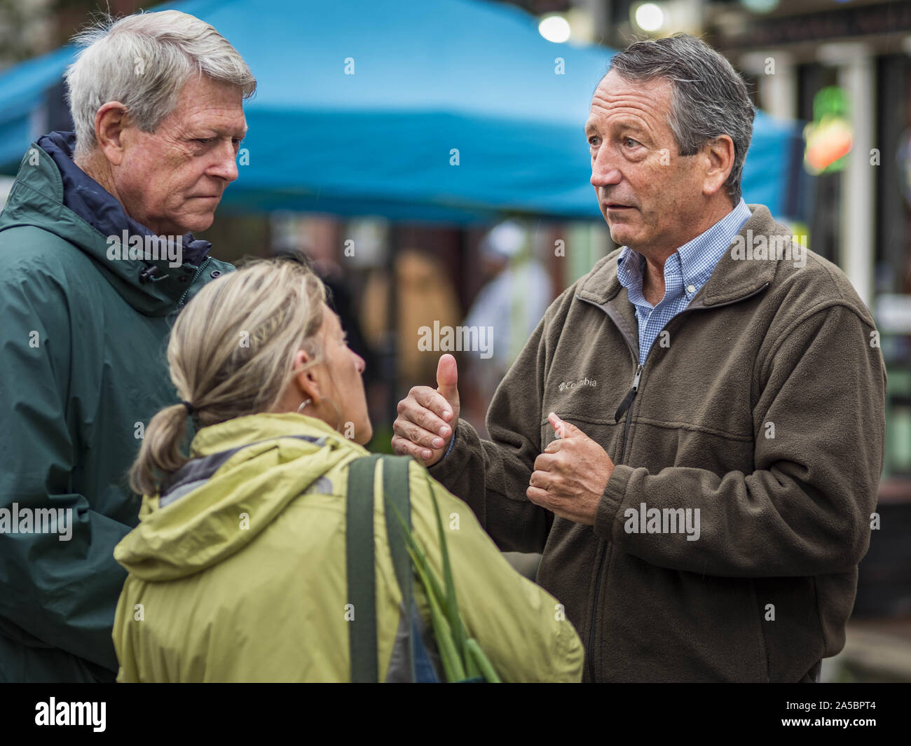 Des Moines, Iowa, USA. 19 Oct, 2019. MARK SANFORD (R-SC), droit, parle aux visiteurs du marché des fermiers Des Moines au cours d'une visite de campagne au marché samedi. Sanford, ancien gouverneur républicain et le membre du Congrès de la Caroline du Sud, met au défi le président sortant, Donald Trump pour la nomination républicaine pour la présidence des États-Unis. L'Iowa accueille le premier événement de l'élection présidentielle du cycle de sélection. Le caucus de l'Iowa sont prévue pour février 3, 2020. Crédit : Jack Kurtz/ZUMA/Alamy Fil Live News Banque D'Images