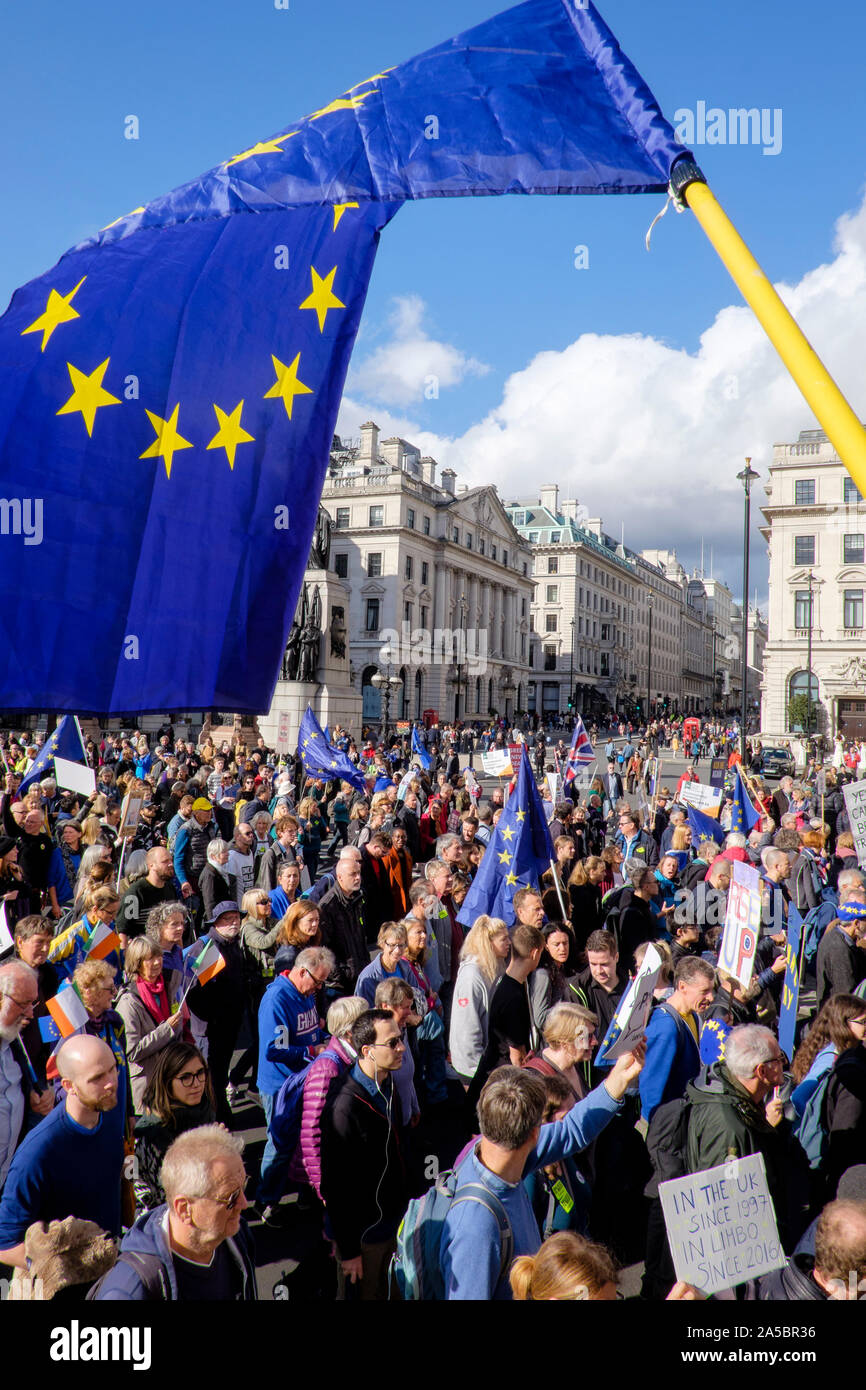 Londres, Royaume-Uni. 19 octobre 2019. L'Union européenne Pro remainers prendre part au grand rassemblement de mars et exigeant un second vote du peuple sur le Royaume-Uni dans l'Union européenne. Banque D'Images