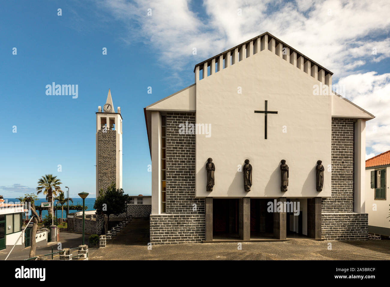 Igreja de Nossa Senhora de Guadalupe est une église moderne construite à partir de blocs de basalte, Porto da Cruz, Madeira, Portugal Banque D'Images