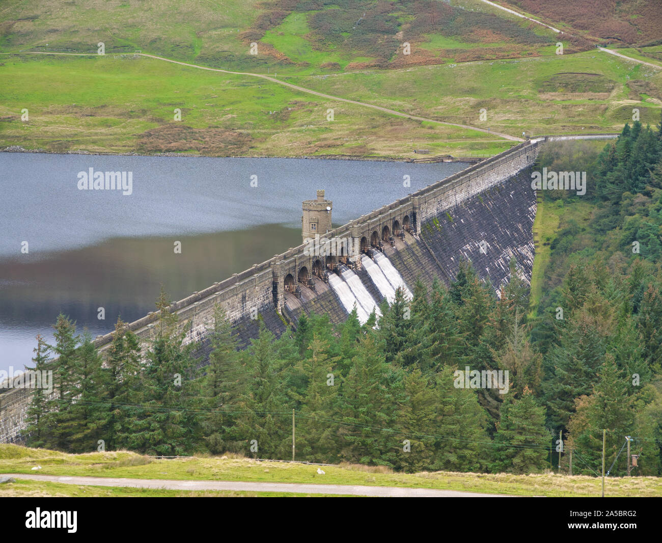 Le barrage en pierre de Scar dans réservoir Maison Nidderdale, Yorkshire, Angleterre, Royaume-Uni - construction du réservoir a commencé en 1921 et a duré 15 ans. Banque D'Images