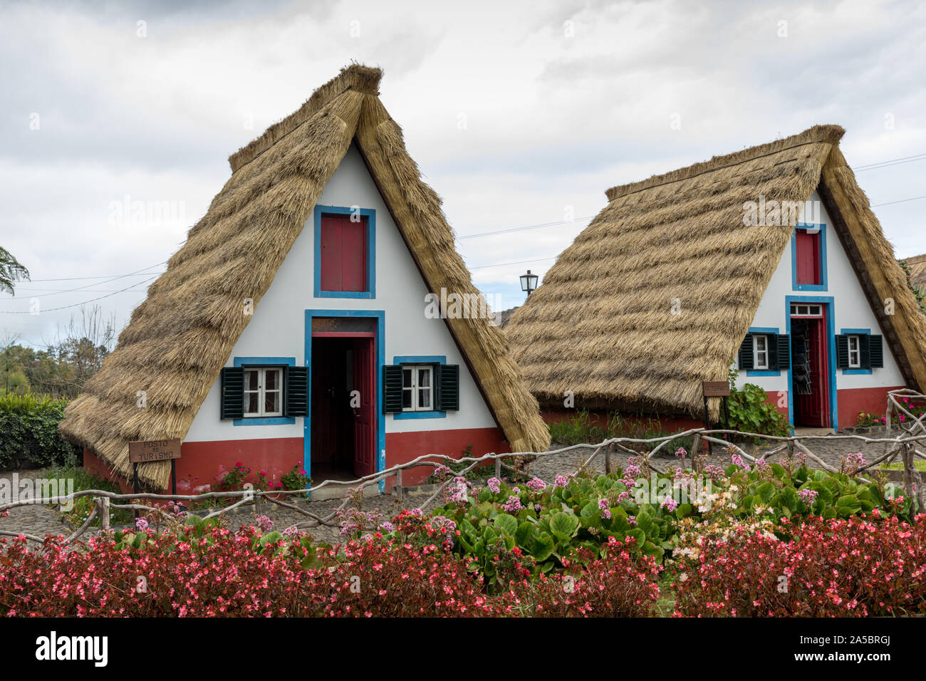 Une traditionnelle à pans de bois, maisons de Palheiro Santana, Madeira, Portugal Banque D'Images