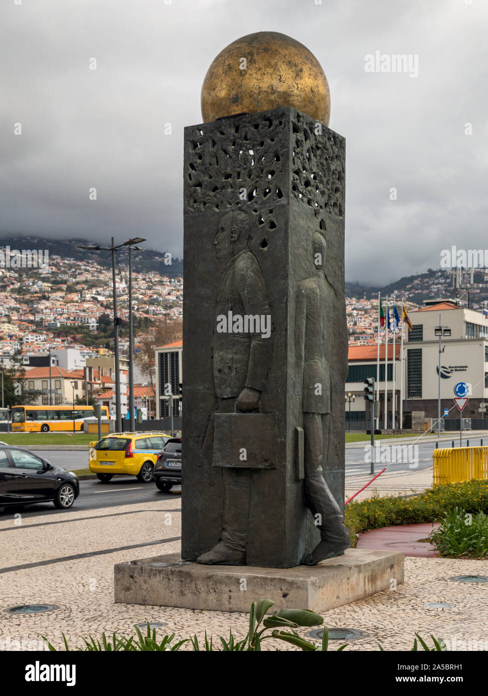 Statue sur l'Avenida do Mar, Funchal. Créé par le sculpteur Martim Velosa en 2001 et rend hommage au secteur des entreprises de l'île de Madère. Banque D'Images