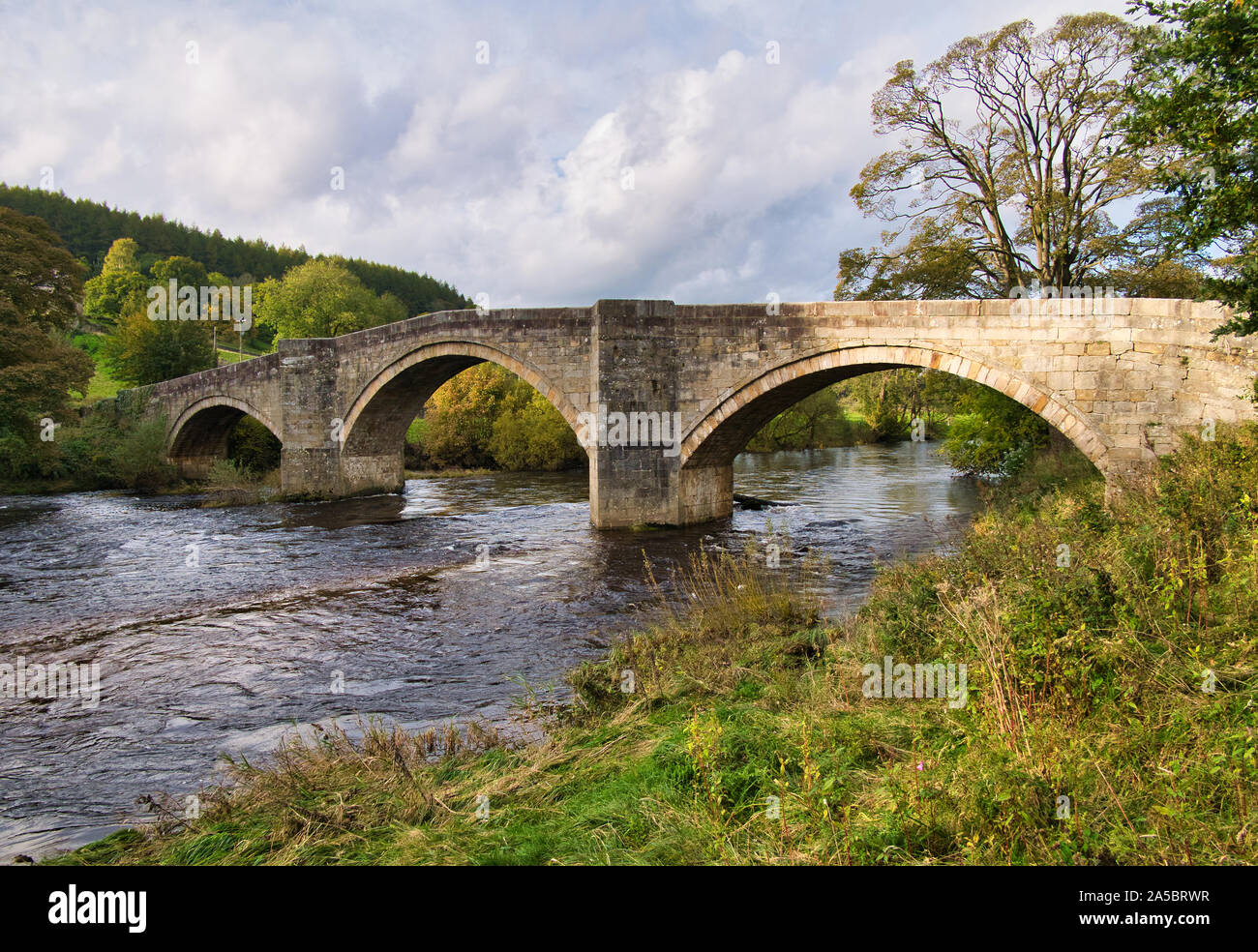 Barden Bridge - un pont en dos à trois arches sur la rivière Wharfe au nord de l'abbaye de Bolton sur le bord est du Yorkshire Dales. Banque D'Images