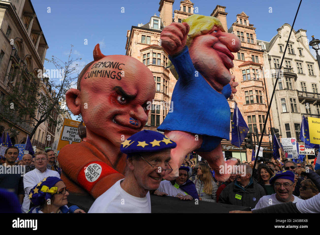 Le centre de Londres, au Royaume-Uni. 19 octobre 2019. Restent les manifestants défilent dans le centre de Londres sur le vote "peuples" et "Laissez-nous être entendu" sur un jour dans le débat Brexit. Le premier ministre, Boris Johnson, a appelé le Parlement en session extraordinaire, pour que le deuxième samedi à l'extérieur d'un état de guerre. Credit : Haydn Denman/Alamy Live News Banque D'Images