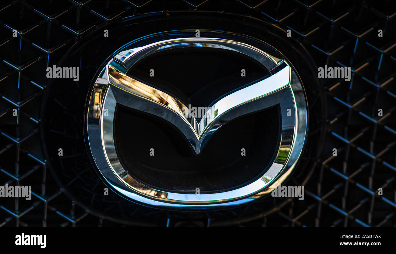 Logo de la marque 'Mazda' sur voiture dans Bucharet, Roumanie, 2019 Banque D'Images