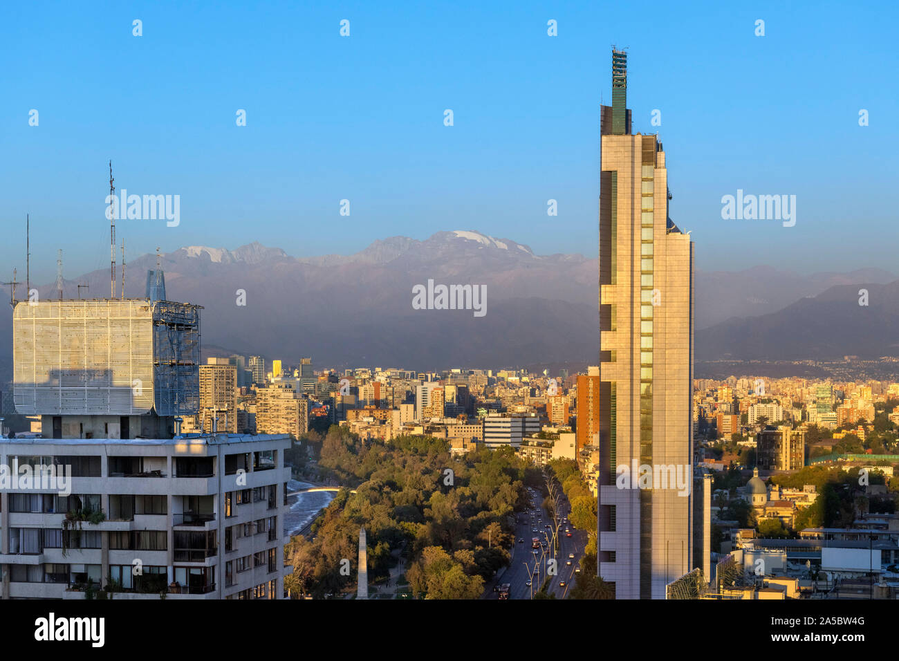 Cityscape vu de l'hôtel Crowne Plaza Hotel en fin d'après-midi avec la gamme de montagne des Andes derrière, Santiago, Chili, Amérique du Sud Banque D'Images