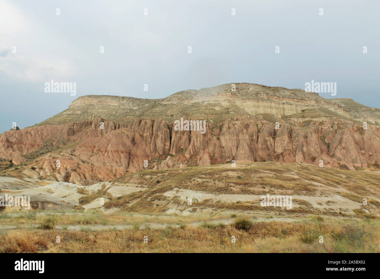 Énorme montagne en destination touristique populaire - Cappadoce, Turquie. Paysage paisible. Des couleurs claires Banque D'Images