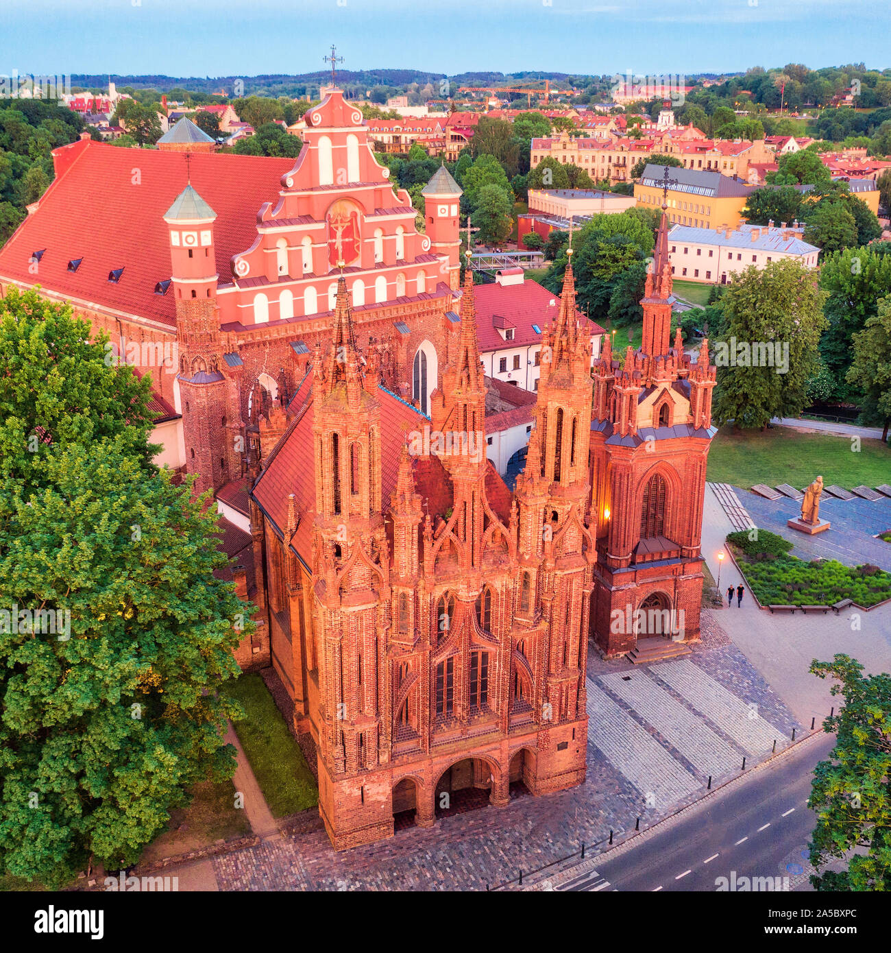 Coucher de soleil sur le centre de Vilnius, Lituanie, prises en mai 2019 Banque D'Images