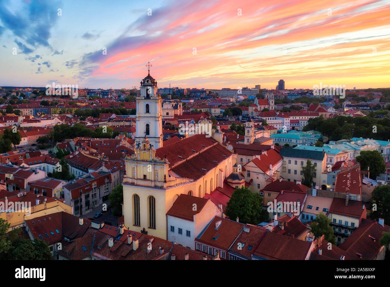 Coucher de soleil sur le centre de Vilnius, Lituanie, prises en mai 2019 Banque D'Images