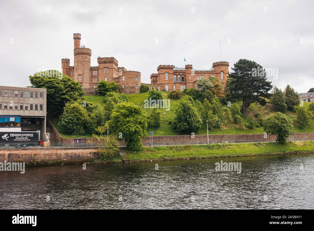 Le Château d'Inverness, sur les rives de la rivière Ness, Ecosse, Royaume-Uni Banque D'Images