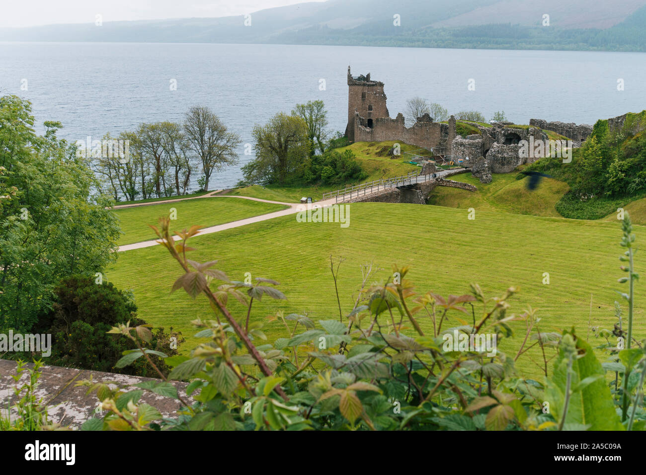 Le reste du château d'Urquhart, datant de 1509, sur les rives du Loch Ness en Écosse, Royaume-Uni Banque D'Images
