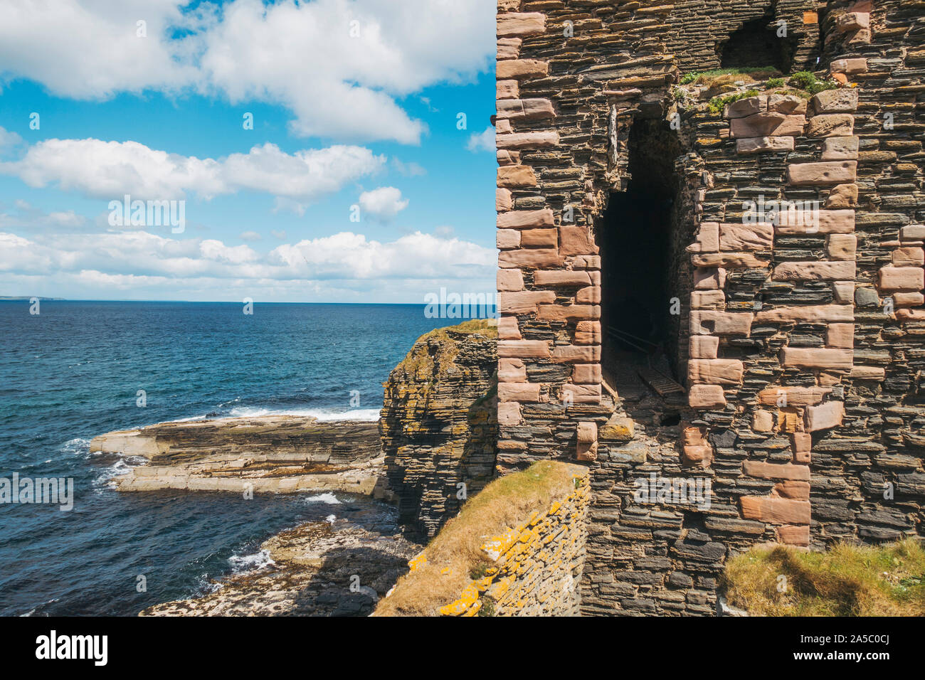 Un après-midi ensoleillé, restauré parmi les vestiges de Château Sinclair Girnigoe en Wick, Royaume-Uni. Construit au 15ème siècle, à droite sur la côte. Banque D'Images